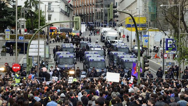 Crisi euro: a Madrid disordini di piazza. Disoccupazione record, sale al 27,2%
