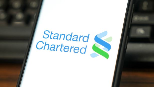 Standard Chartered annuncia utili 2023, premia gli azionisti con buyback e aumento dividendi