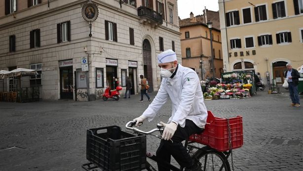 Stipendi: i 5 settori più colpiti dal Covid (e i 5 che hanno resistito meglio)