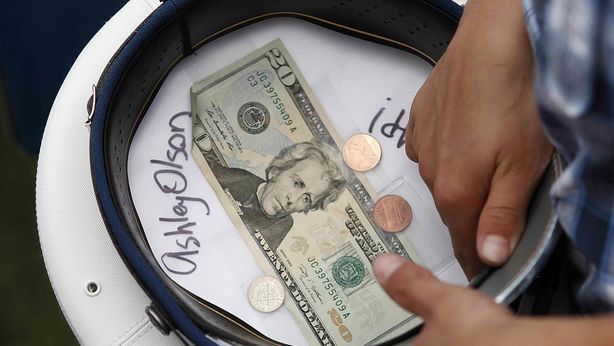 L’Italia spaventa ancora, mercati cauti in attesa Trump. Dollaro ipercomprato?