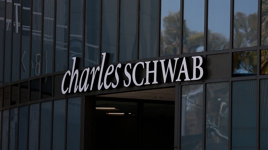 Charles Schwab, trimestrale record: ricavi a 7,1 miliardi e asset clienti oltre 13 mila miliardi