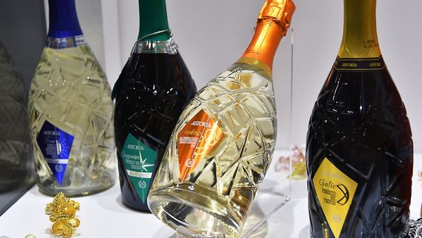 Complotto inglese contro il prosecco: “danneggia i denti”