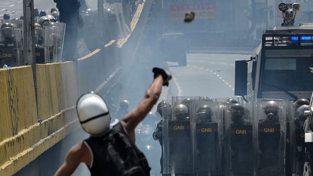 Venezuela: volano bombe di feci, valuta implosa -100%