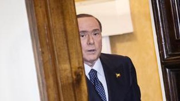 Diamo per favore un passaporto a Berlusconi. Lui: “Se lo avessi me ne andrei ad Antigua”