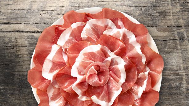 “Una fetta di culatello per un sacco di plastica”: l’iniziativa lanciata dal sindaco chef