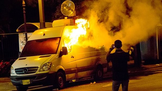 Atene ottiene prestito ponte, molotov fuori dal Parlamento