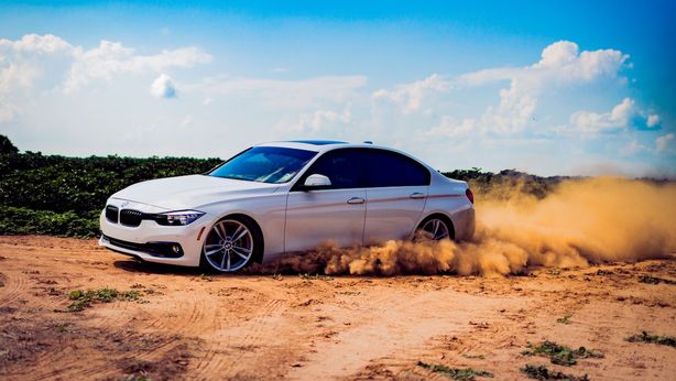 BMW taglia le stime, pesano Cina e dazi