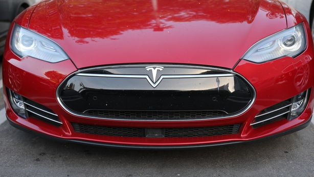Apple e Tesla, le due società che hanno rivoluzionato il mondo