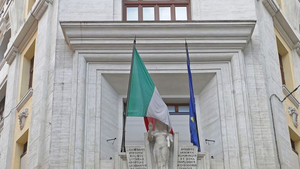 Istat: export sale dello 0,4% a giugno, giù import
