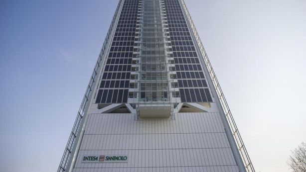 Tassa extraprofitti banche: Intesa e Unicredit tracciano la via