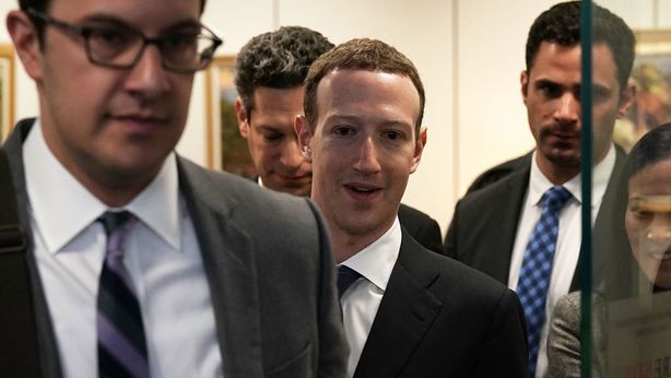 Si allarga scandalo Facebook: ha ceduto dati a big cinesi tlc