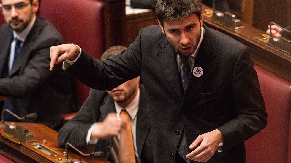 M5S: reddito minimo, taglio tasse e addio euro