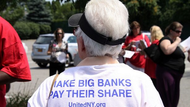Una decina di anziane over 60 blocca sede di Bank of America