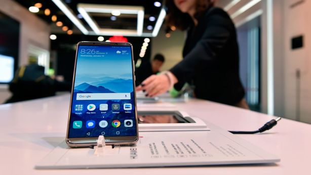 Allarme 007 americani: “Non comprate cellulari cinesi, pericolosi per la sicurezza”