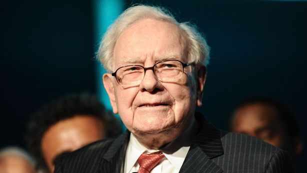 Warren Buffett riduce la partecipazione in Amazon e investe sul New York Times