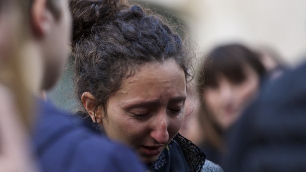 Terrore a Parigi, sale bilancio vittime. Isis: “E’ solo l’inizio”