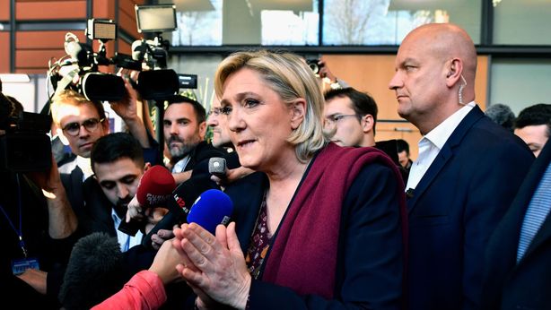Francia, con Le Pen presidente subito fuori da Schengen