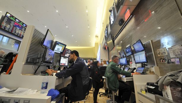 Borsa zavorrata dalle banche, valutario scombussolato