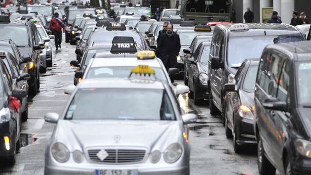 Stavolta è Uber a protestare contro i tassisti: gratis per un giorno