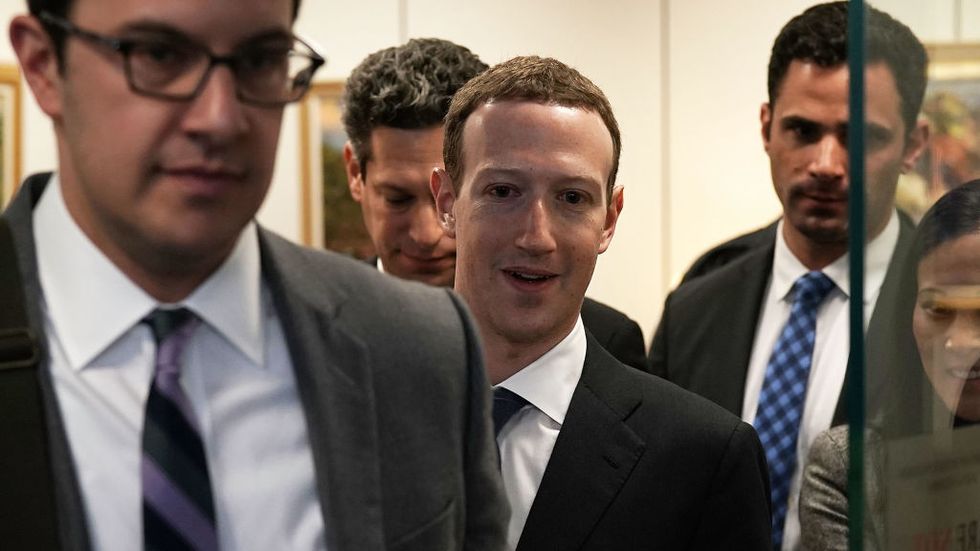Il fondatore di Facebook Mark Zuckerberg si avvia a testimoniare davanti al Congresso Usa