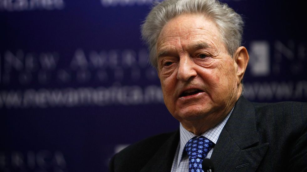 Gruppo finanziato da Soros crea app per aiutare i migranti