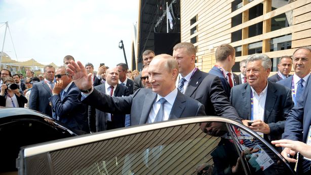 Russia, rumor di aiuti a Grecia. E l’invito: “Entrate nei BRICS”