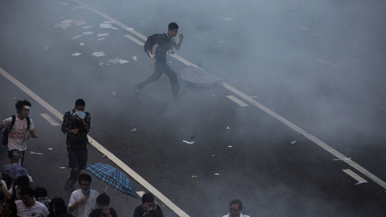 Scontri e gas lacrimogeni: Hong Kong paralizzata