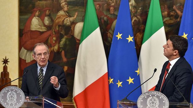 Aumento Iva e taglio cuneo fiscale: Padoan fa infuriare Renzi