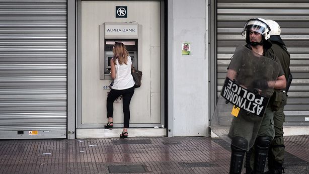 S&P Global: corsa globale a nascondere i contanti sotto il materasso