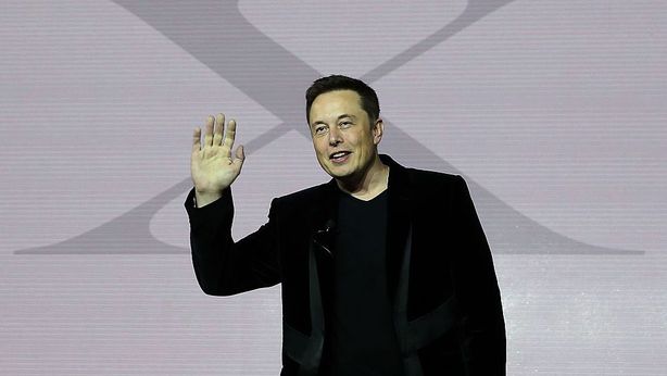 Musk, polemica con analisti mentre Tesla registra perdite record