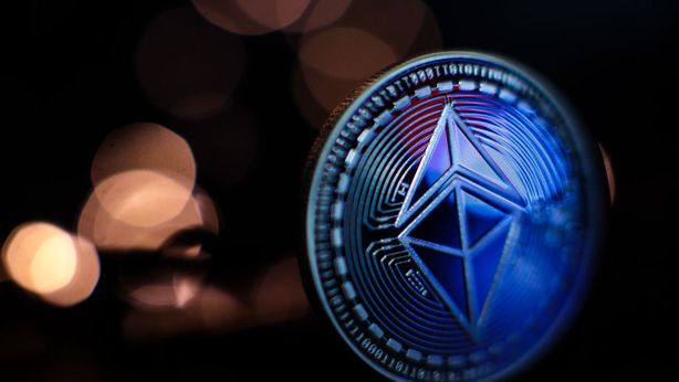 Ethereum e le altre altcoin scivolano ancor più del Bitcoin. Bruciati 359 mld