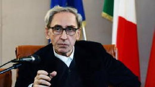 Battiato: Parlamento italiano pieno di troie