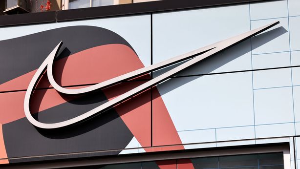 Nike, tonfo titolo -12% a Wall Street dopo utili e taglio guidance