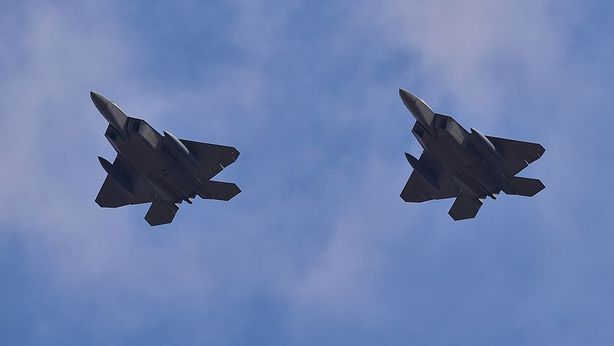 Usa mandano due caccia F-22 per “impedire aggressione” Russia