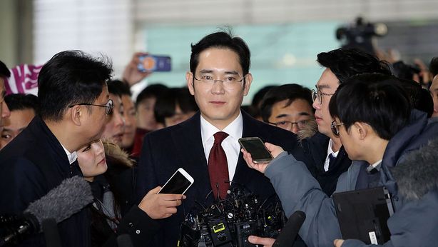 Samsung: condannato a 5 anni il capo Lee Jae-yong