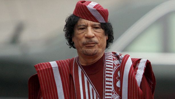 Gheddafi molla e forse si rifugia da Chavez (o in Tunisia). Maxi complotto?