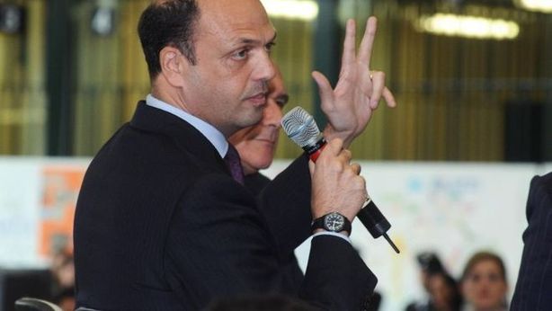 PdL si spacca, Alfano dice no a Forza Italia