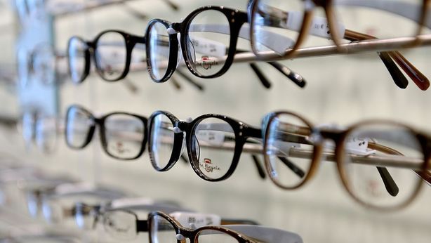 Occhiali da vista o lenti a contatto: le scelte di manager e private banker