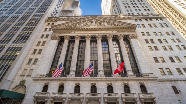 Borsa Milano tiene, corre FCA. Wall Street vira in rosso