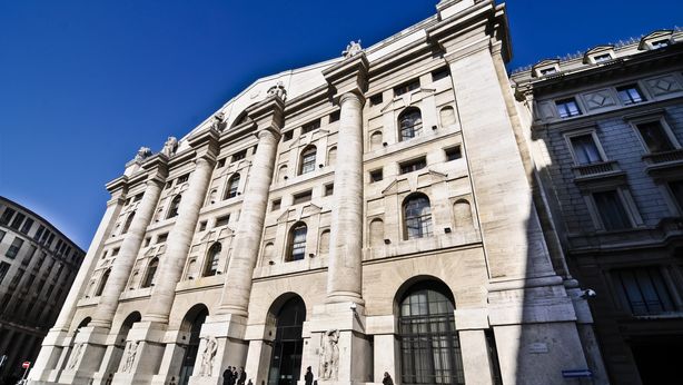 Piazza Affari debole in attesa dei conti trimestrali Usa
