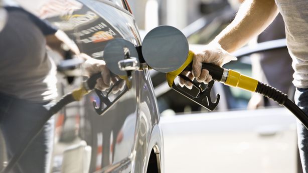 Non solo bollette: ora maxi rincari per il prezzo della benzina