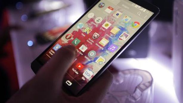Cellulari: ecco il decalogo per risparmiare in vacanza