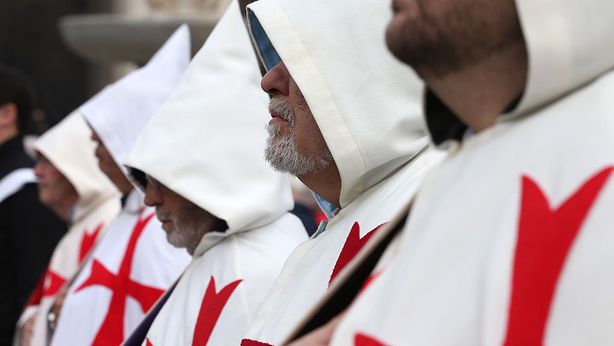 Popolari, spuntano quattro cavalieri bianchi americani