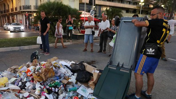 Nizza: sassi e spazzatura per il killer. Identificate vittime italiane