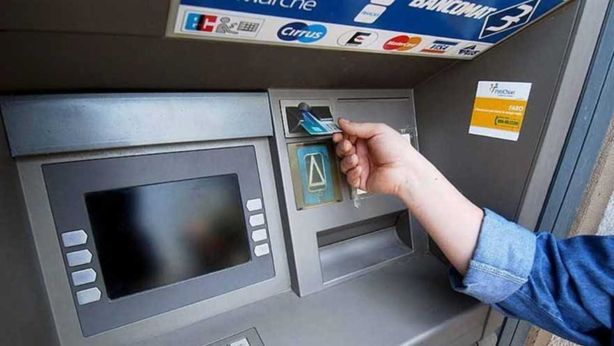 Bancomat: prelevare da banca diversa potrebbe costare caro