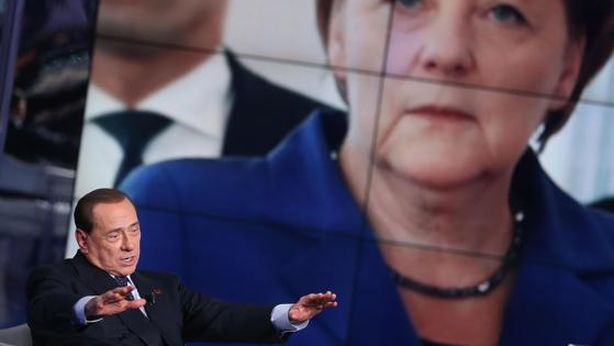 Juncker: “Disgustato, Berlusconi si scusi con tedeschi e vittime Olocausto”. Merkel: frasi assurde
