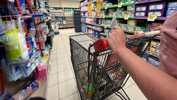 Inflazione: coppia con 2 figli spende +185 euro solo per mangiare e bere