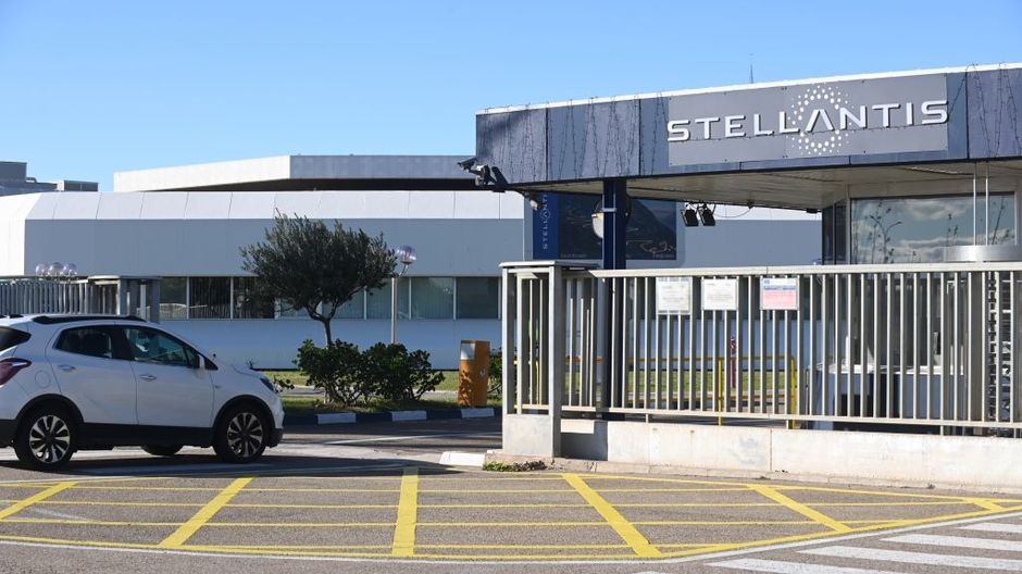 Stellantis chiude il 2025 con una perdita da 22,3 miliardi e sospende il dividendo
