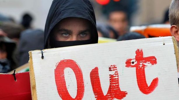 Pil Eurozona conferma recessione. In Italia consumi a livelli 2004