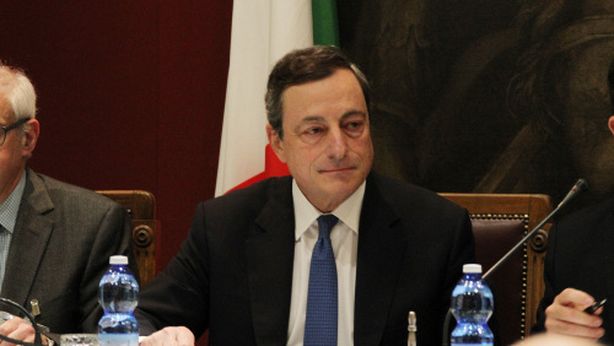 Ue, carta bianca a Draghi: ok al piano di acquisto bond